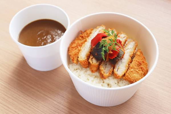 カツカレー（ペットボトルのお茶1本付き）／1,000円