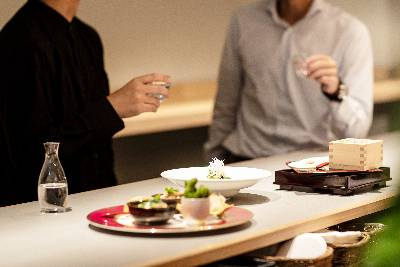 京都の地酒と一品料理が味わえるスタンディングバー