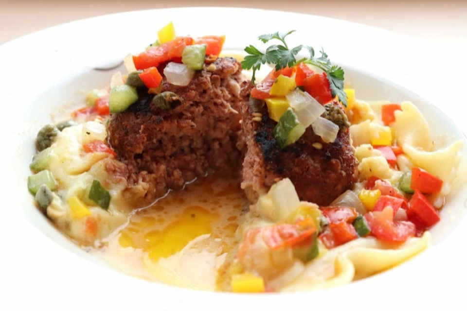 【テレビで紹介されました】夏限定ランチ「肉厚ハンバーグ～酸味を効かせた夏野菜ソース～」を好評販売中！の画像