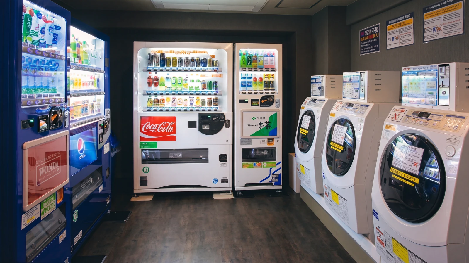 ウエストウィング2階 自販機・電子レンジ