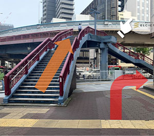 Cross over the pedestrian bridge before Amagasaki Shinkin Bank and head 50 m until arriving at the hotel. To avoid the stairs, turn right and head 150 m to the crosswalk. Cross and then turn left.