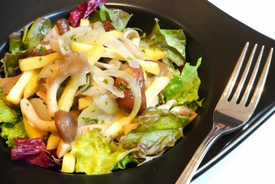 4種の茸と玉ねぎのホットサラダ 900円