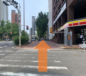 沿道路前进约150m，穿过右侧为Daily YAMAZAKI便利店的人行横道